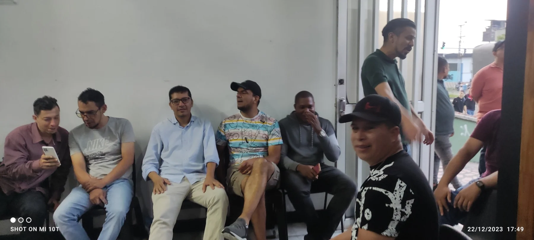 Integrantes del equipo Sherbim compartiendo